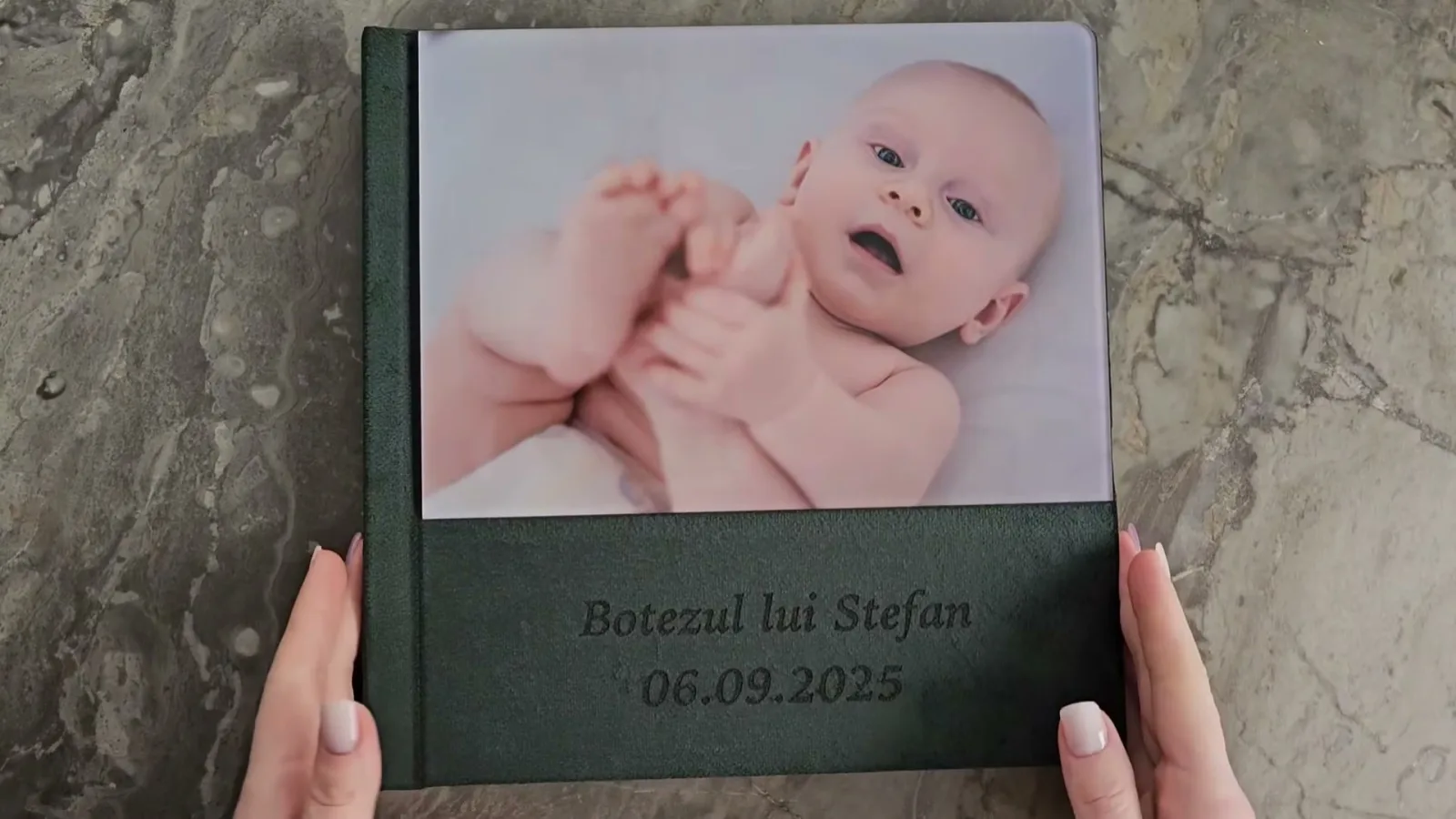 Persönliches Taufalbum mit Babyfoto auf dem Cover und dunkelgrünem Einband