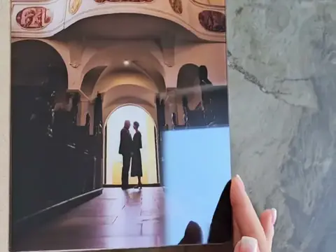 Hochzeitsalbum mit Acrylglas-Cover in der Hand