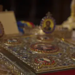 Standbild aus dem Hochzeitsfilm: Evangeliar und Kronen auf dem Altar