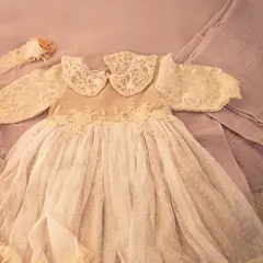 Taufkleid aus Spitze mit Taufkerze