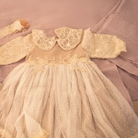 Taufkleid aus Spitze mit Taufkerze