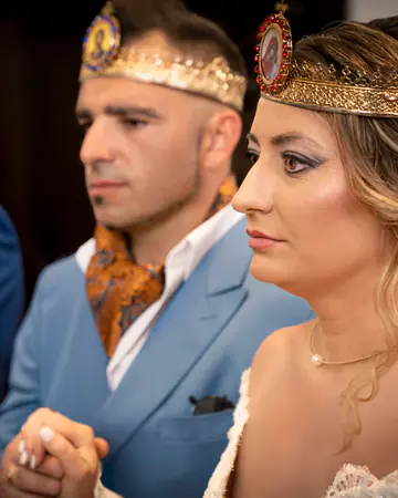 Cununie ortodoxă: mirii cu coroane aurii